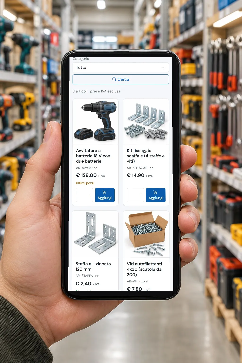 GestPro Catalogo sul telefono di un cliente, in un negozio di ferramenta