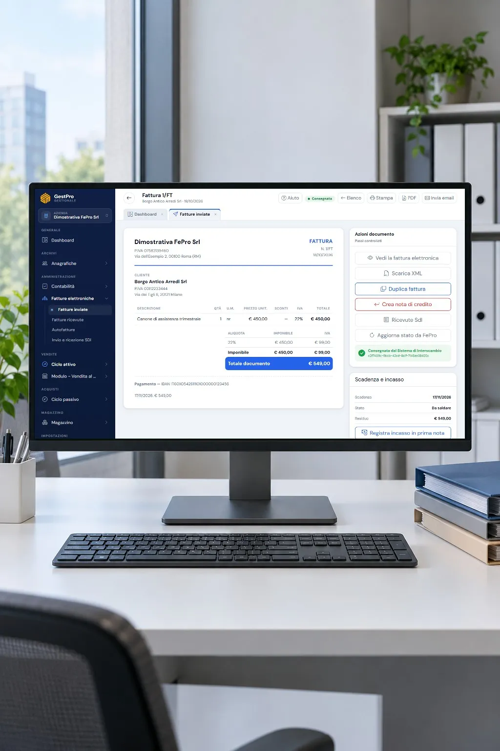 Una fattura di GestPro sul monitor di un ufficio amministrativo